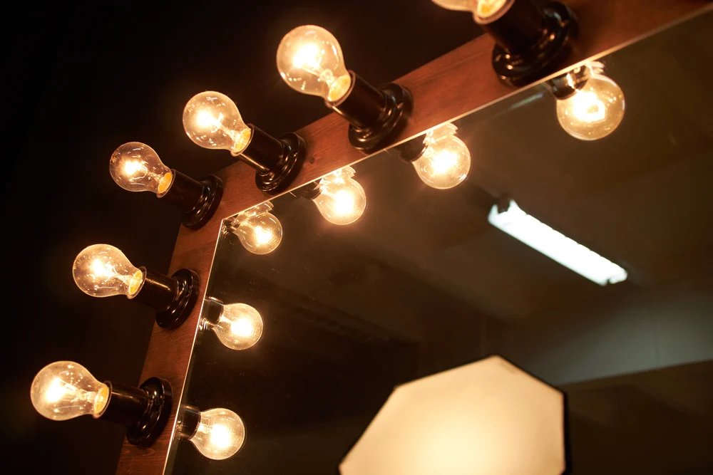 إضاءة غرفة ملابس