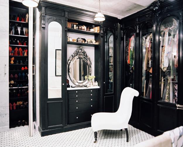 غرفة ملابس سوداء