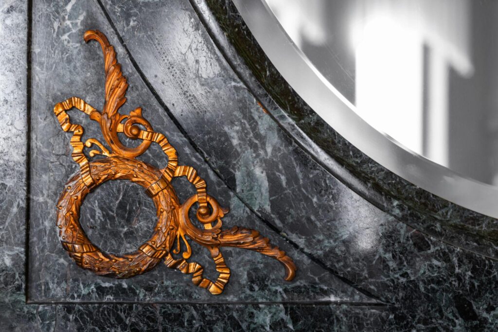 المرايا في الديكور الداخلي بالرياض