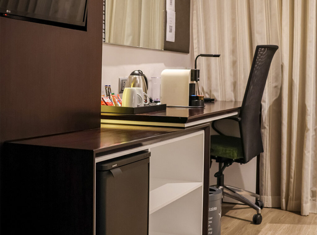 1000177586 hotel room desk design