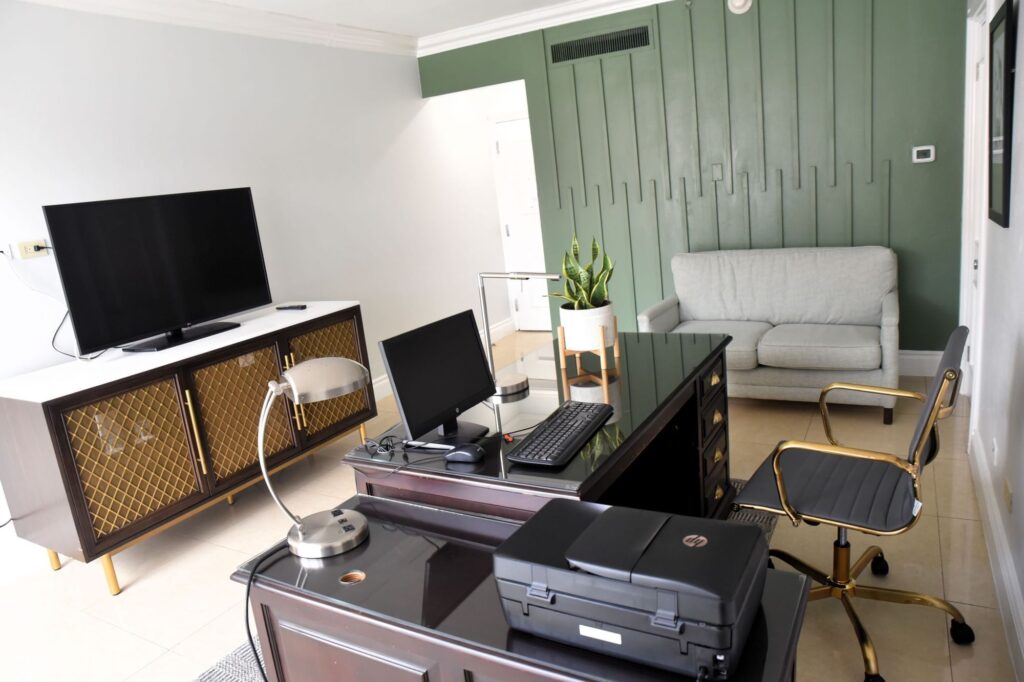 1000177587 hotel room desk design