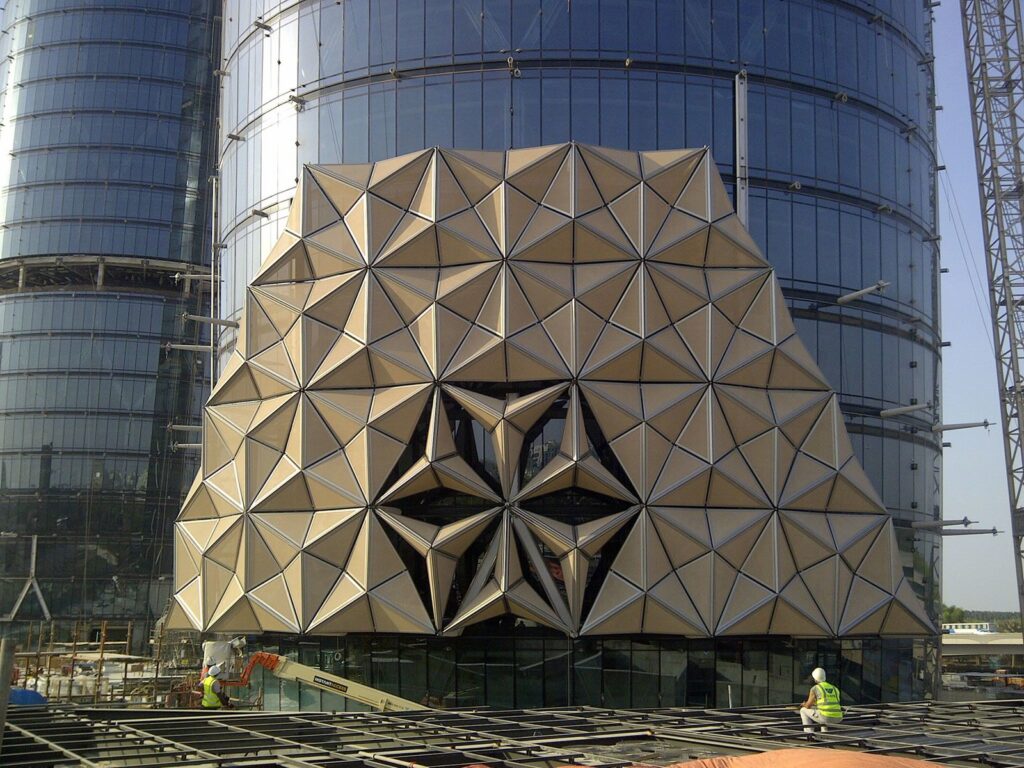 كيف تختار واجهة المبنى المناسبة في الرياض؟ نصائح هندسية وعملية