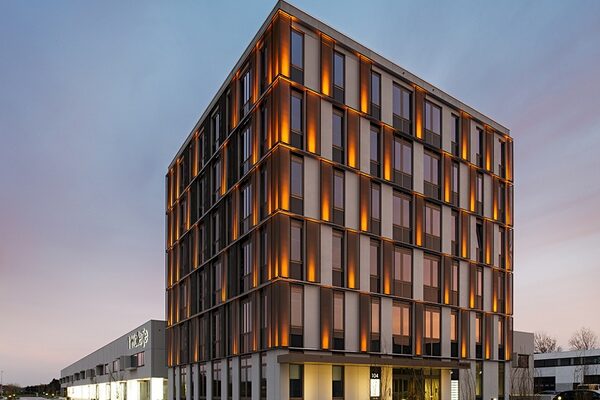 كيف تختار واجهة المبنى المناسبة في الرياض؟ نصائح هندسية وعملية