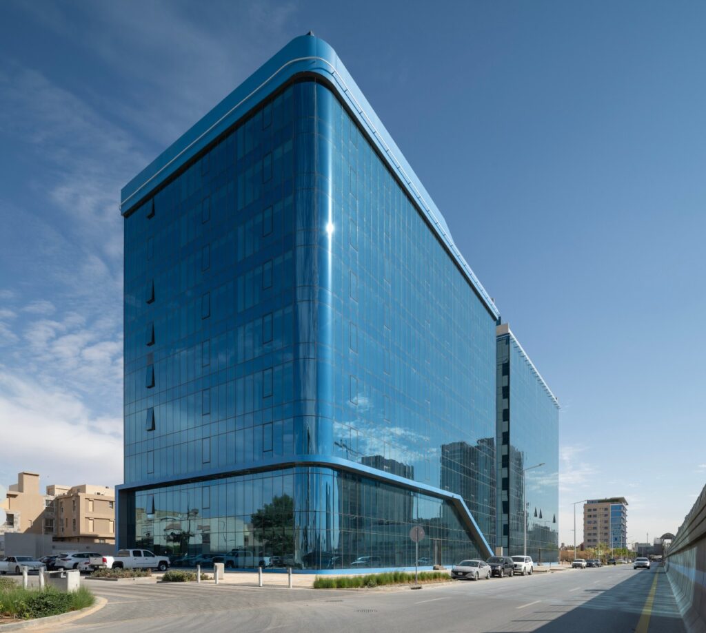 كيف تختار واجهة المبنى المناسبة في الرياض؟ نصائح هندسية وعملية