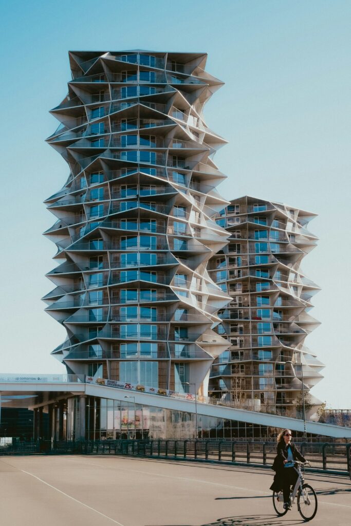 كيف تختار واجهة المبنى المناسبة في الرياض؟ نصائح هندسية وعملية