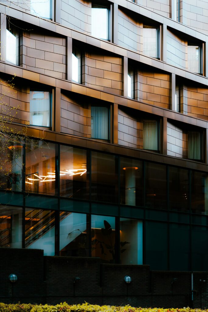 كيف تختار واجهة المبنى المناسبة في الرياض؟ نصائح هندسية وعملية