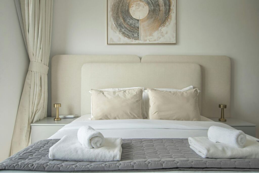 ديكورات غرف النوم: أفكار عملية لتصميم غرفة مريحة وأنيقة