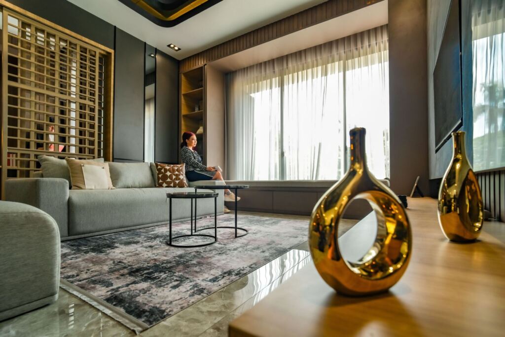 غرفة معيشة حديثة ضمن مشروع تشطيب سكني فاخر